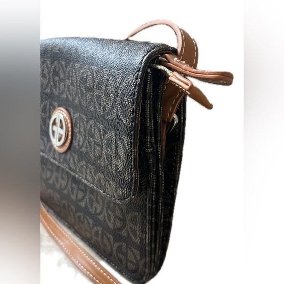 Giani Bernini Block Signature Crossbody Organizer - Picture 4 of 9